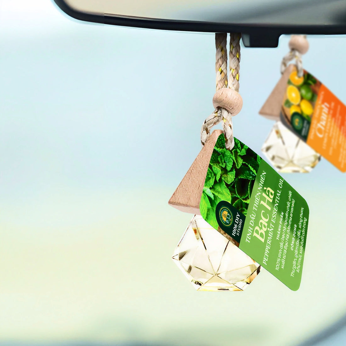 Bí Quyết Khử Mùi & Làm Thơm Xe Hơi: Tinh Dầu Treo Xe Có Thực Sự "Thần Thánh"?